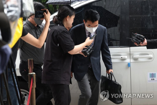 가상화폐거래소 빗썸 주가조작 사건에 연루됐다는 의혹을 받는 원영식 초록뱀그룹 회장이 지난 6월 29일 오전 서울 양천구 서울남부지법에서 열린 영장실질심사에 출석하기 위해 법정으로 향하고 있다. [연합뉴스]